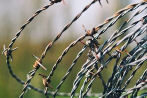 Menino se machucou em arame farpado instalado em condomínio (Crédito: Jens Mahnke/Imagem Ilustrativa)