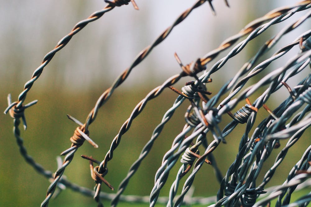 Menino se machucou em arame farpado instalado em condomínio (Crédito: Jens Mahnke/Imagem Ilustrativa)
